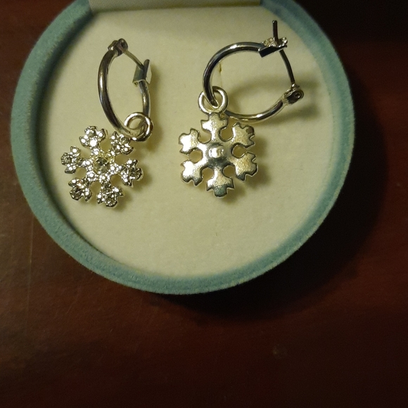 Avon ❄ Snowflake Pierced Earrings NWT - Picture 7 of 7